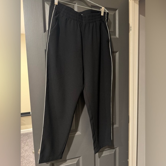 Abercrombie & Fitch Black Pants with White Trim – Size M (New Without Tags) - Picture 3 of 9